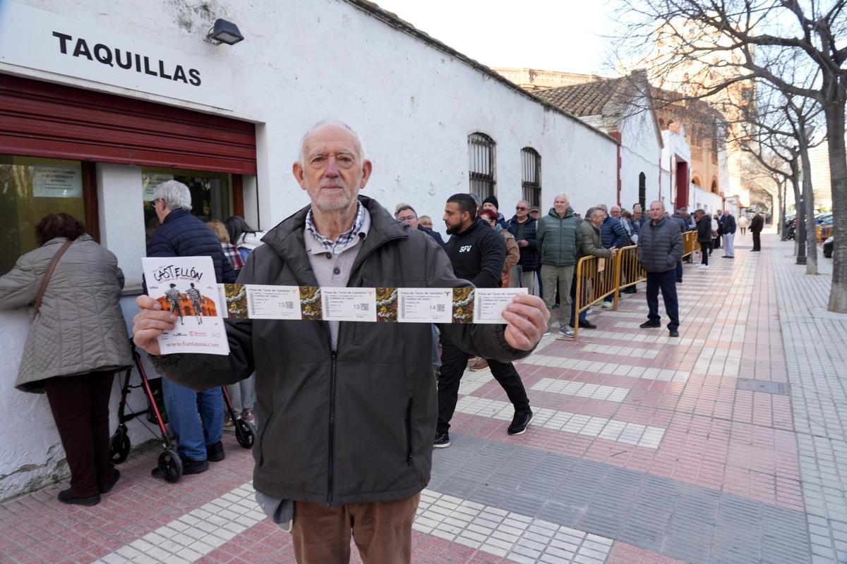 Colas desde primera hora en la plaza de toros de Castelló para comprar las entradas de la Magdalena 2026