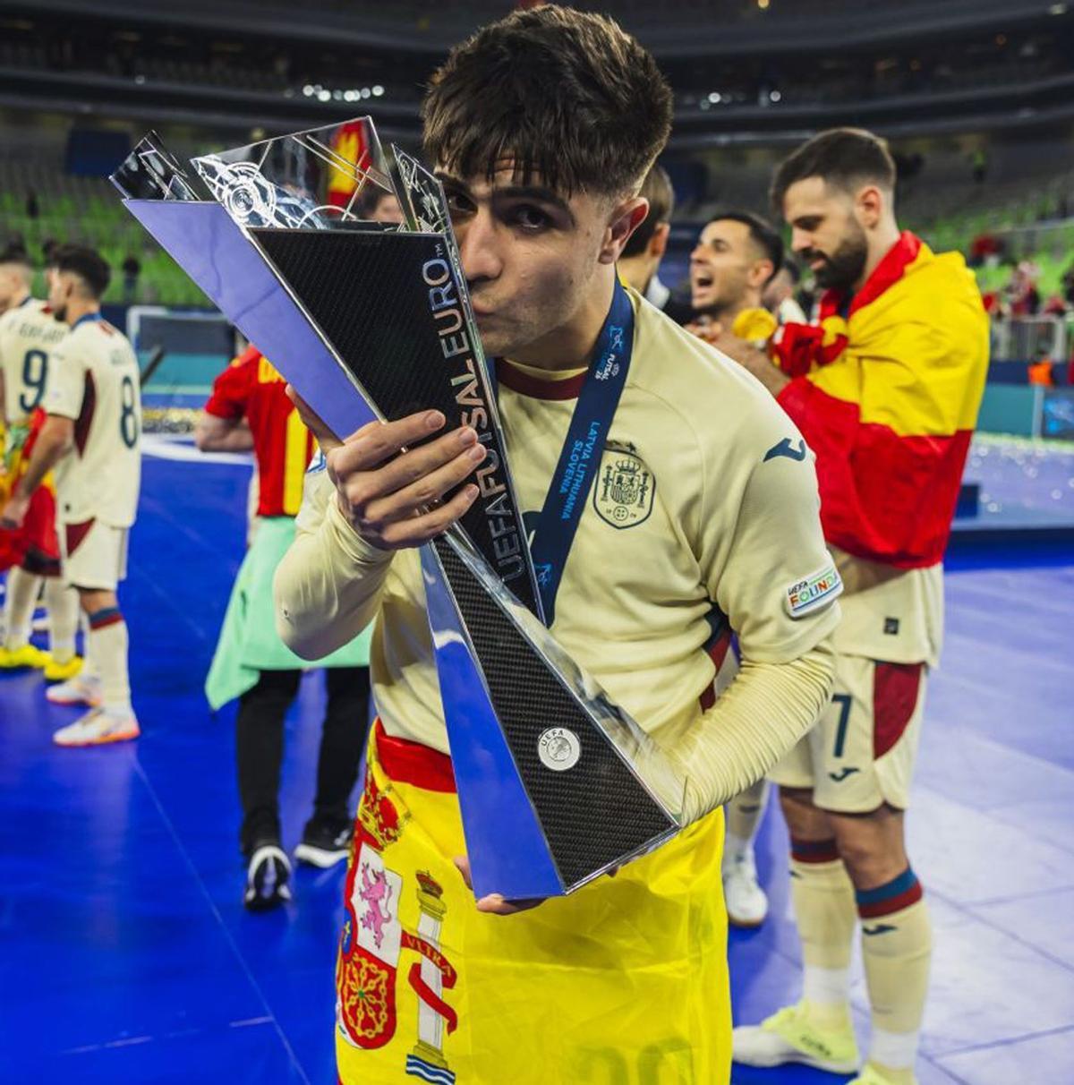 David Novoa besa el trofeo tras ganar con España la Eurocopa de fútbol Sala.  | CEDIDA
