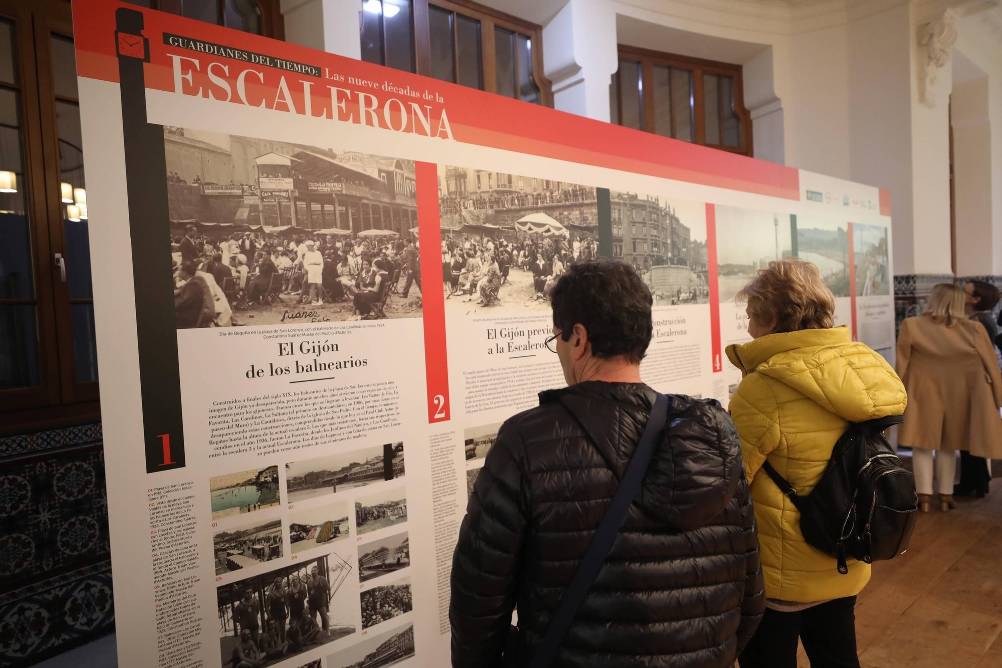 Visitantes en la exposición "Guardianes del tiempo" organizada por LA NUEVA ESPAÑA