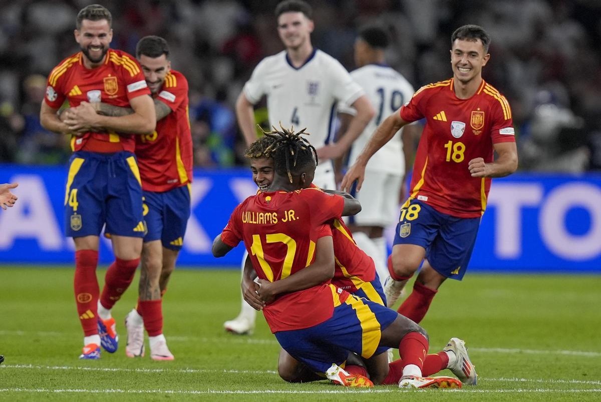 Los jugadores de la selección celebran la consecución de la Eurocopa.