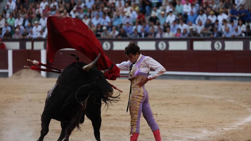 Las Ventas asiste impasible a un impresionante despliegue de valor de Víctor Hernández