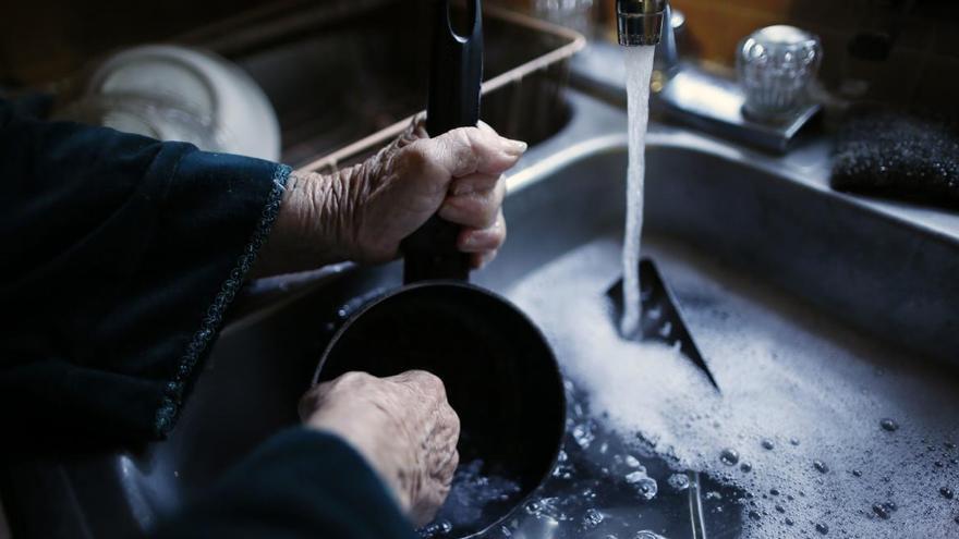 El súper desengrasante natural que dejará tus platos relucientes