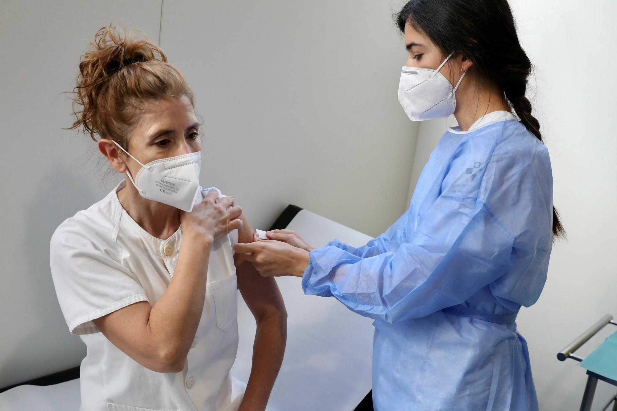 Una de las profesionales del hospital de Mieres recibe su dosis de vacuna.