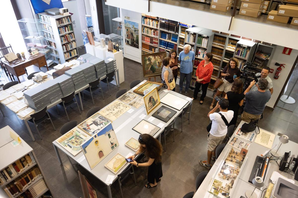 La presentación de las obras pictóricas donadas por particulares de este martes en el Arxiu Històric d'Eivissa i Formentera
