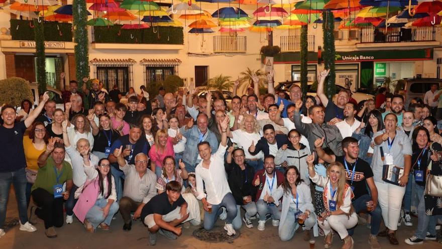 Óscar Medina celebra la victoria en Torrox con un grupo de seguidores.