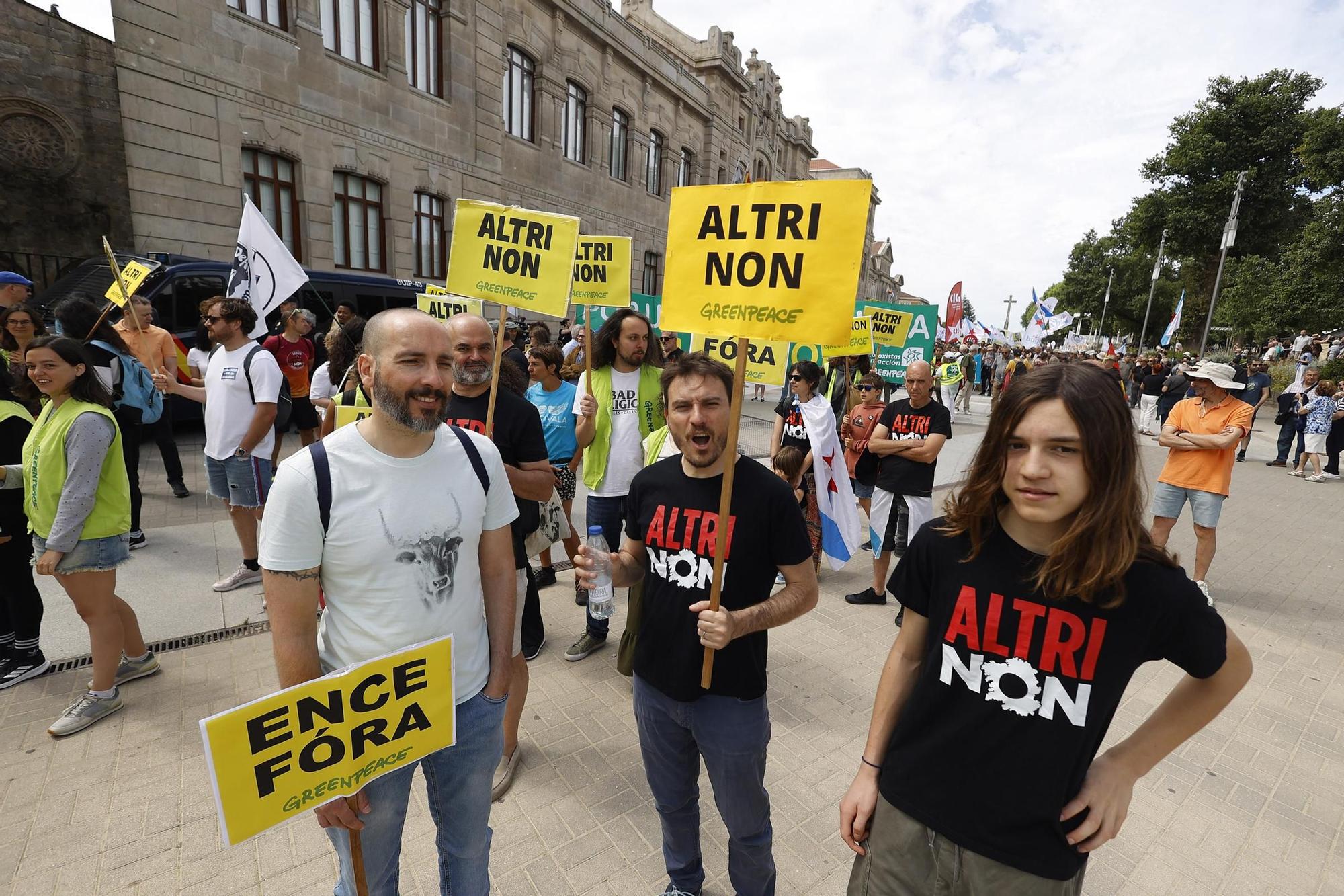 Miles de gallegos marchan de Pontevedra hasta Lourizán en protesta por las celulosas de Ence y Altri