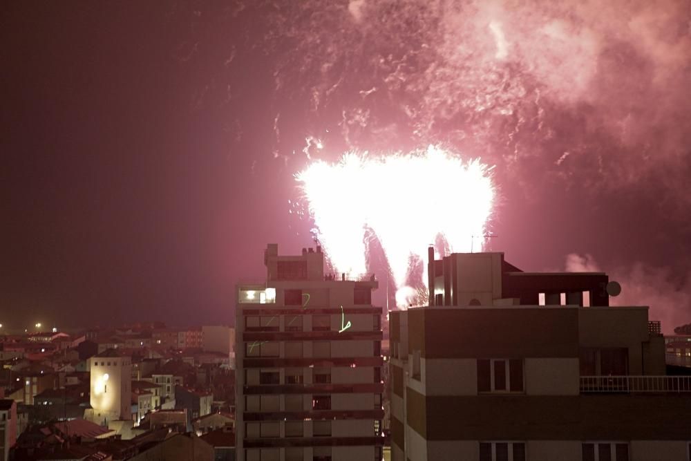 Espectáculo pirotécnico en las fiestas de Begoña, en Gijón.