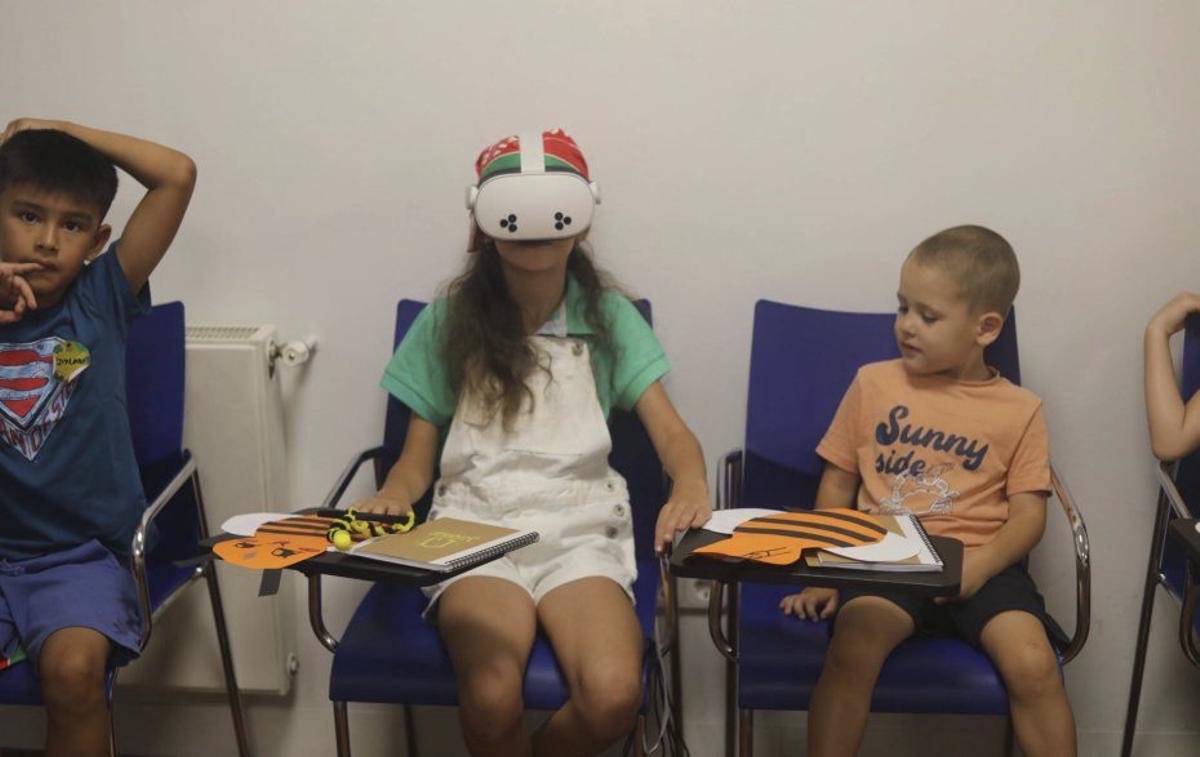 Varias niñas realizan manualidades.  | ALBA PRIETO