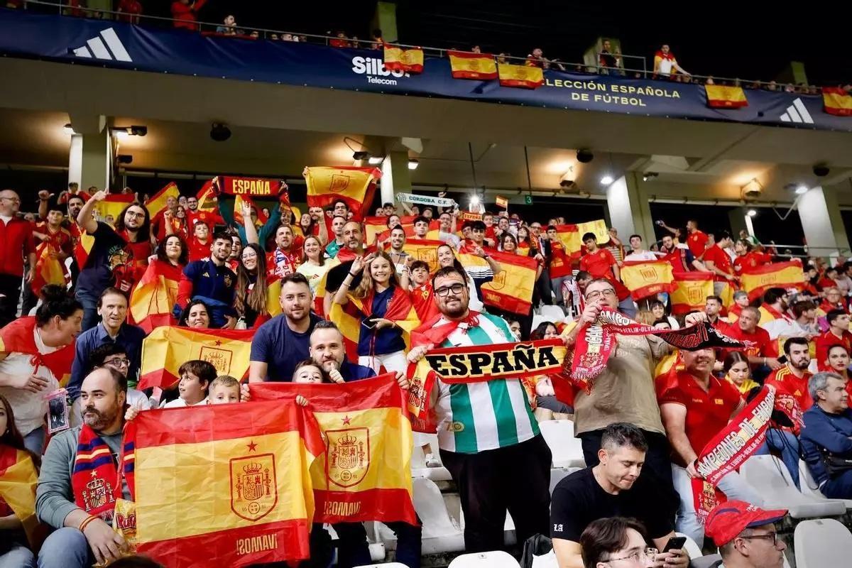 Aficionados cordobeses apoyando a la selección en El Arcángel.