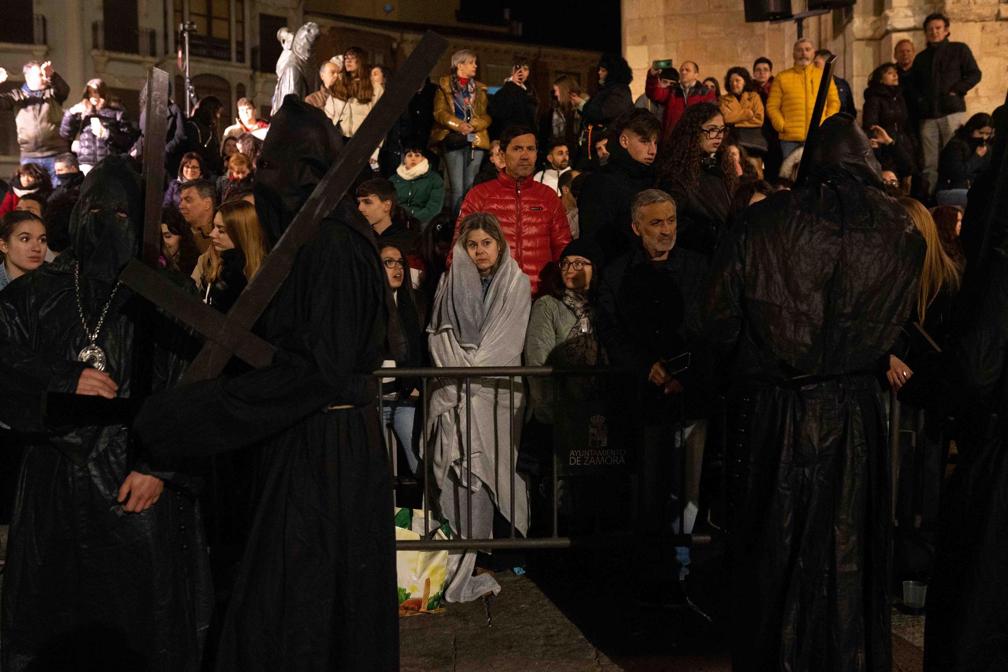 GALERÍA | La salida de Jesús Nazareno y las tradicionales sopas de ajo, en imágenes