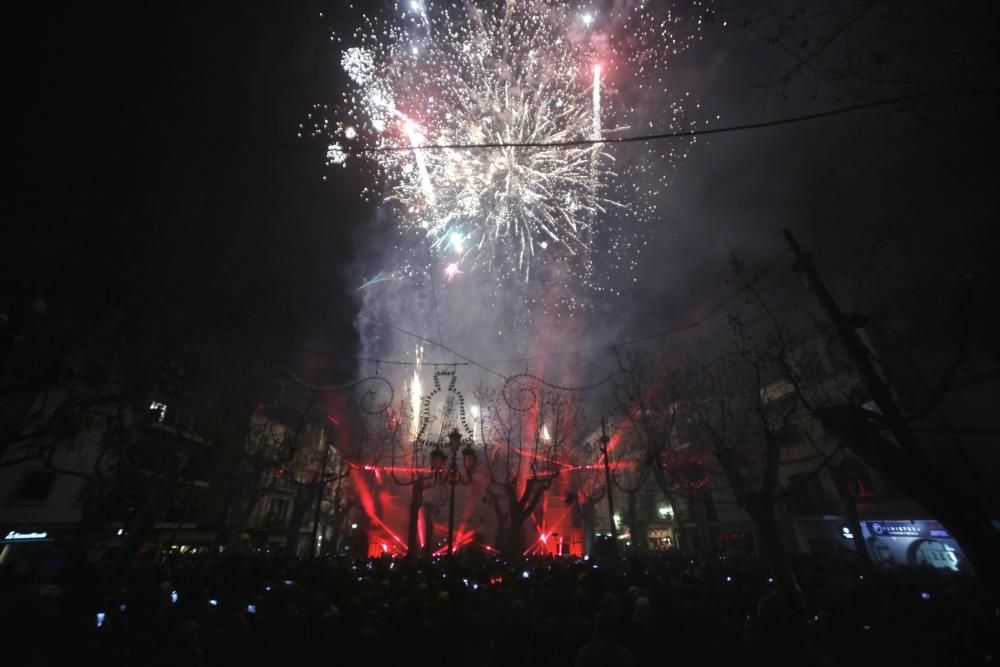 Auf der Plaça Major von Sa Pobla stieg am Montag (16.1.) zu Sant Antoni ein Spektakel mit Musik und Feuerwerk. Traditionalisten bemängeln hier zwar ein unnötiges Aufbauschen zum Event, dem regen Zulauf aber tat das auch diesem Jahr keinen Abbruch.