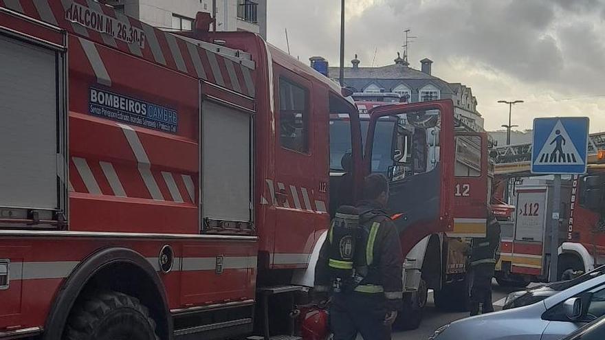 Efectivos de extinción de incendios, este lunes, en Costa da Tapia.