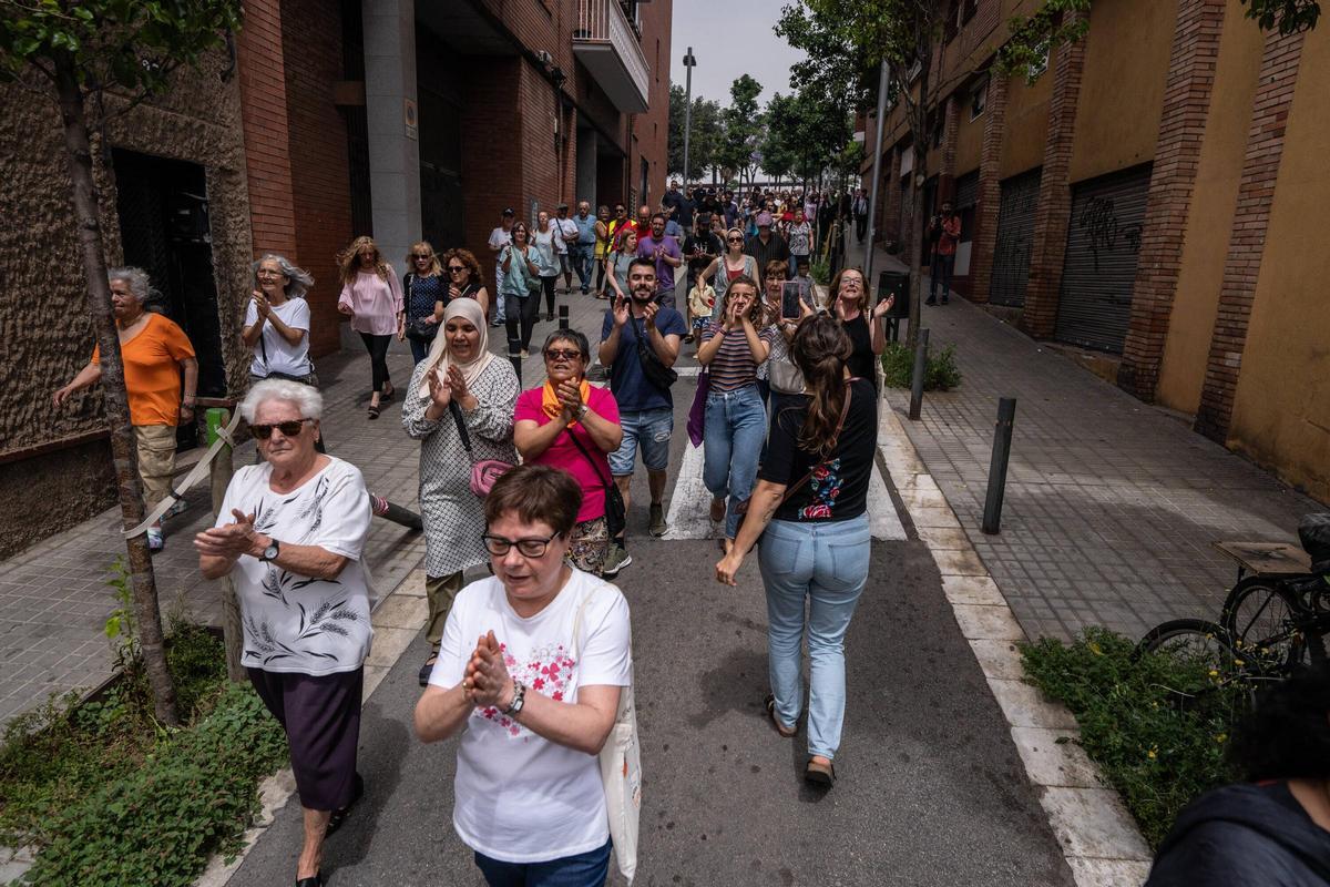 Reclaman con una cadena humana en Trinitat Nova i Vella para reclamar el alargamiento de la L3