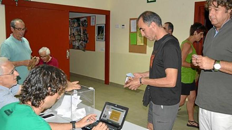 La mesa de Berga es va instal·lar al local de Colònies a Borredà