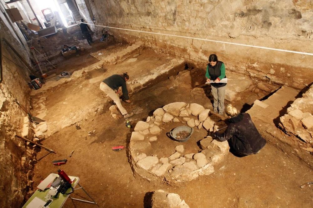 L'arqueòloga Maribel Fuertes durant una excavació al barri vell de Girona