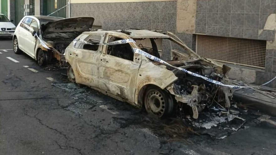 Se incendia un coche en La Laguna y provoca daños en viviendas y vehículos