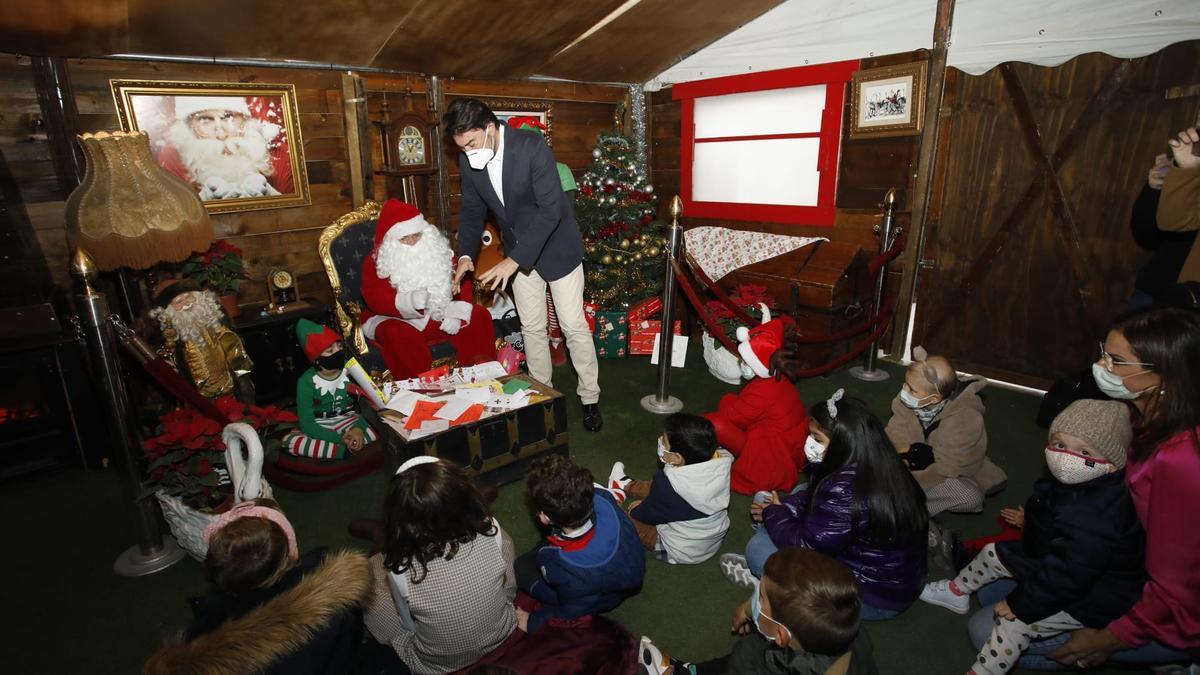 Los menores, con el alcalde, en su visita a la casa de Papá Noel