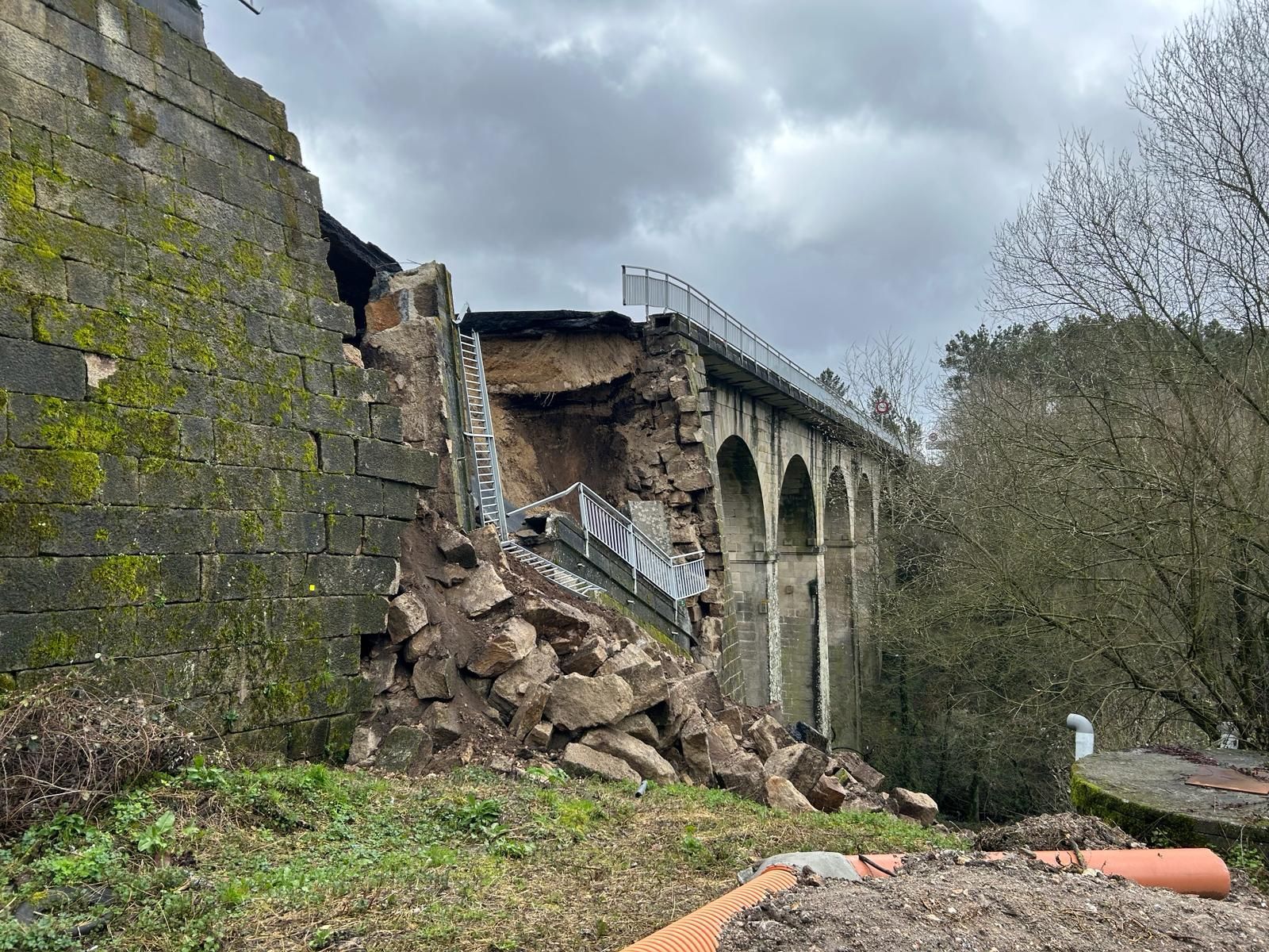 Colapsa parte de un puente sobre una carretera de Ourense