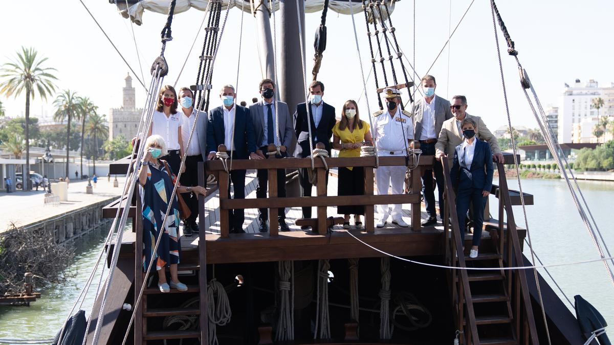 Foto de familia de los representantes institucionales en la presentación de la SailGP que se disputará en Cádiz.