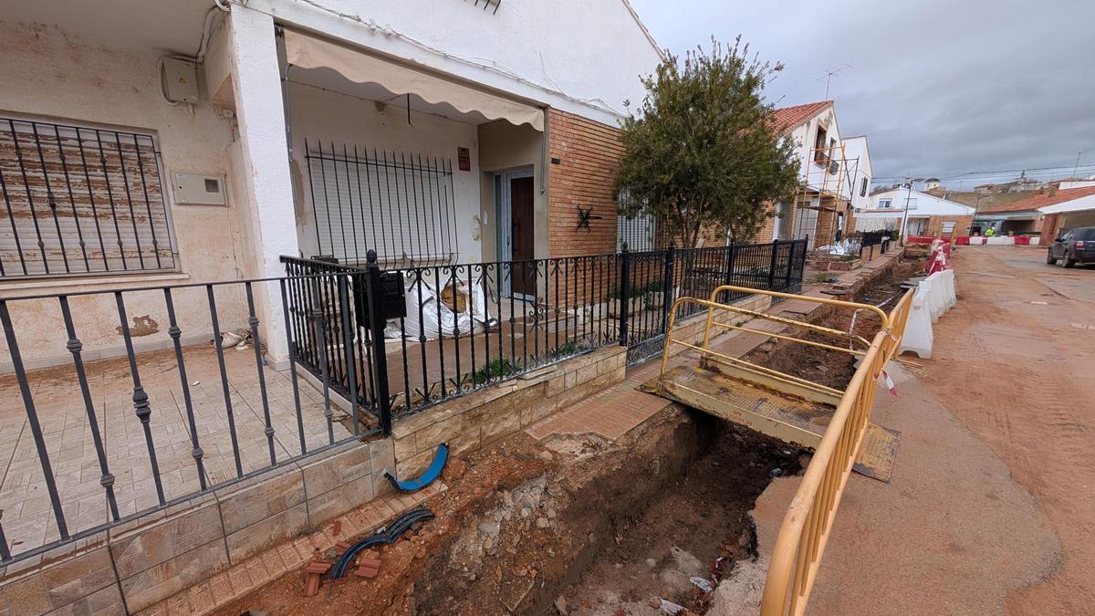 Estado del barrio de La Fuente de Utiel, más de un año después de la dana.