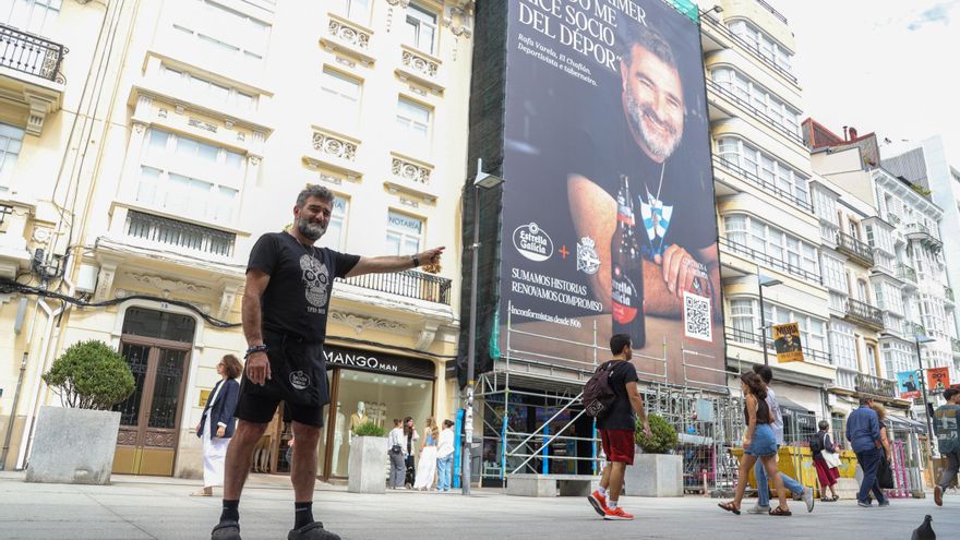 Rafa del Chaflán al ver su lona en A Coruña: «Tenía que haberme arreglado la barba»