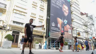 Rafa del Chaflán al ver su lona en A Coruña: «Tenía que haberme arreglado la barba»