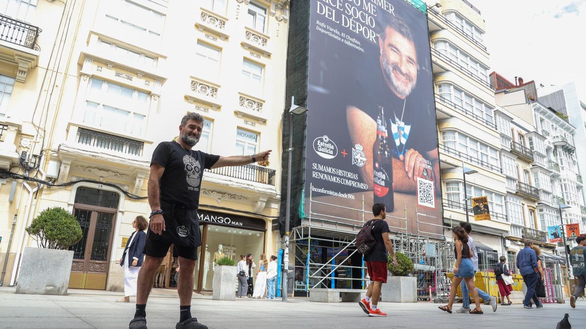 Rafá Varela con su lona en la plaza de Lugo