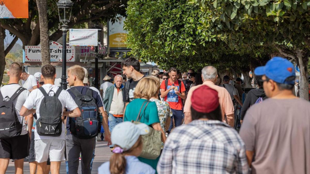 Turistas pasean por Marbella este verano. | L.O.