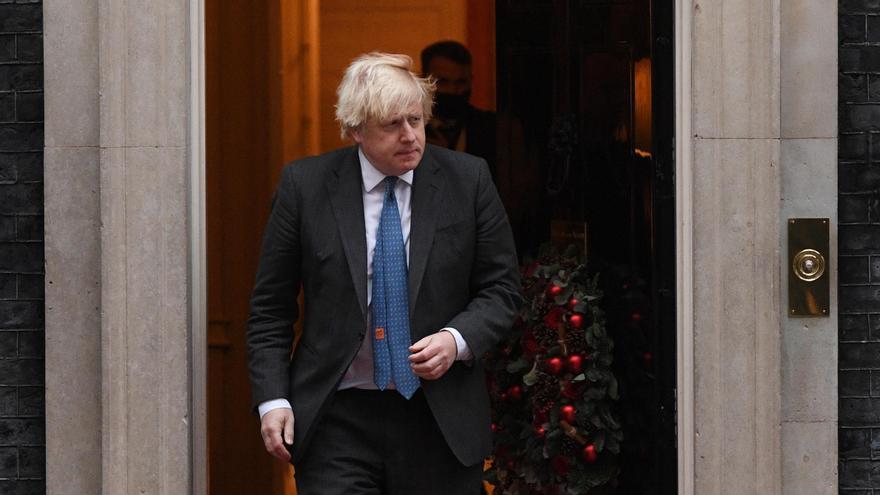 Boris Johnson greets the Sultan of Oman