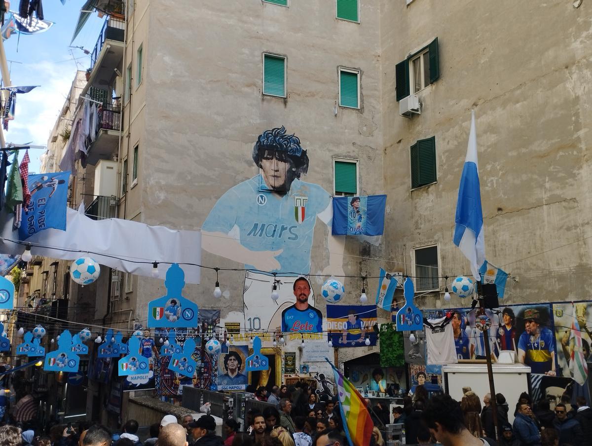 Mural de Maradona, bajo el que se concentran los altares al genio del fútbol mundial, que forjó su leyenda en Nápoles.