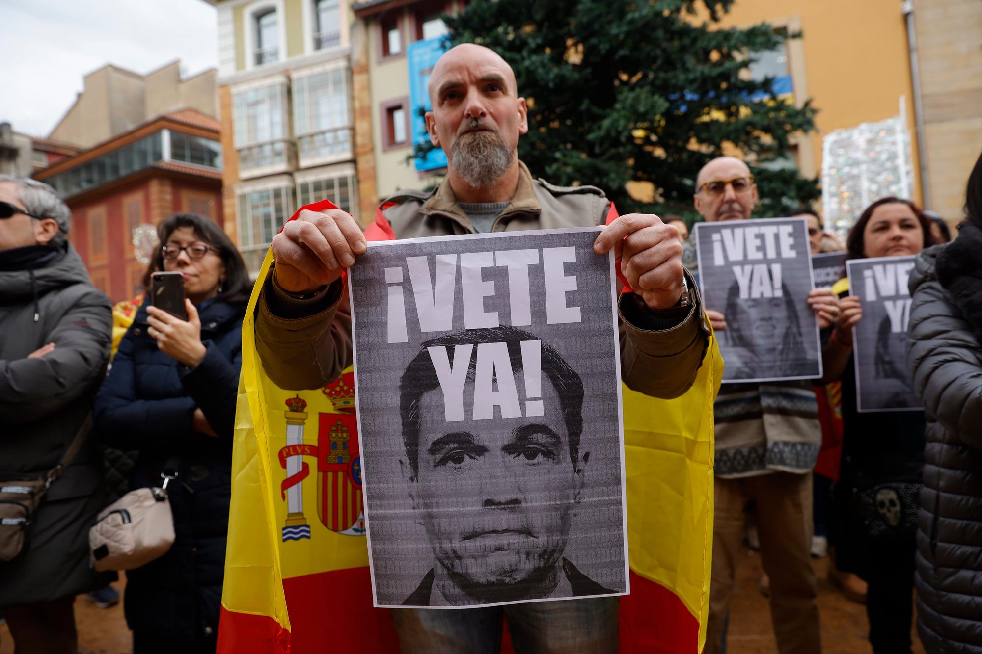 EN IMÁGENES: Vox exige elecciones generales al grito de "Sánchez vete ya" en la plaza del Ayuntamiento de Oviedo