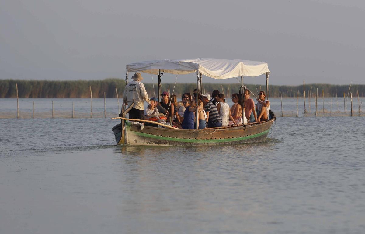 Un paseo en barca en la Albufera.