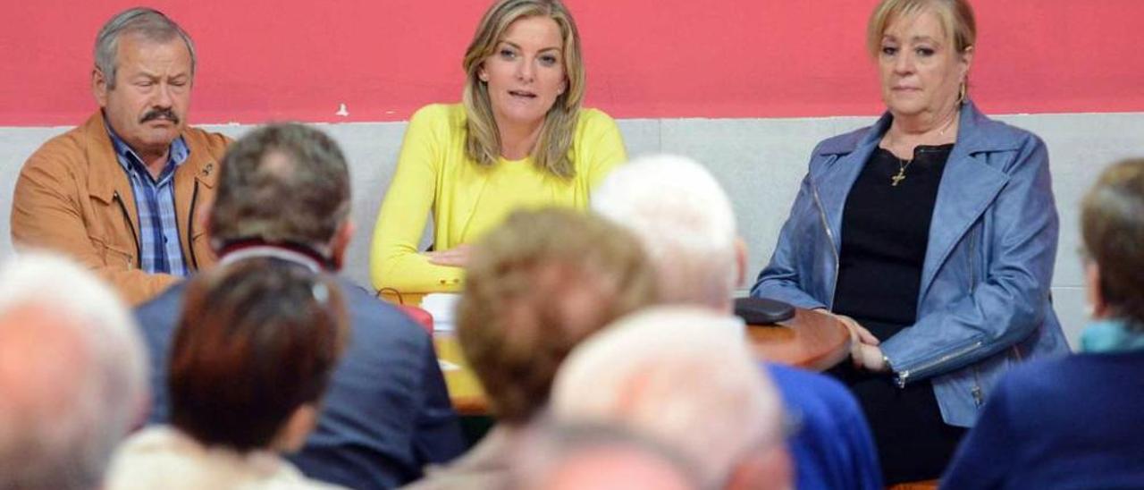 Graciela Blanco, en el centro, durante la conferencia que impartió ayer en Villallana.