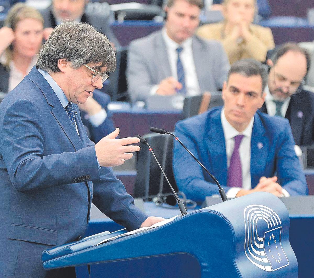 Carles Puigdemont y Pedro Sánchez, el pasado 13 de diciembre en Estrasburgo, durante un debate en el Parlamento Europeo. Carles Puigdemont y Pedro Sánchez, el pasado 13 de diciembre en Estrasburgo, durante un debate en el Parlamento Europeo.