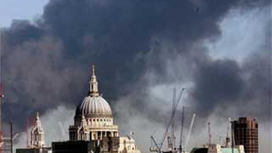 Un enorme incendio en Londres deja una gran nube negra