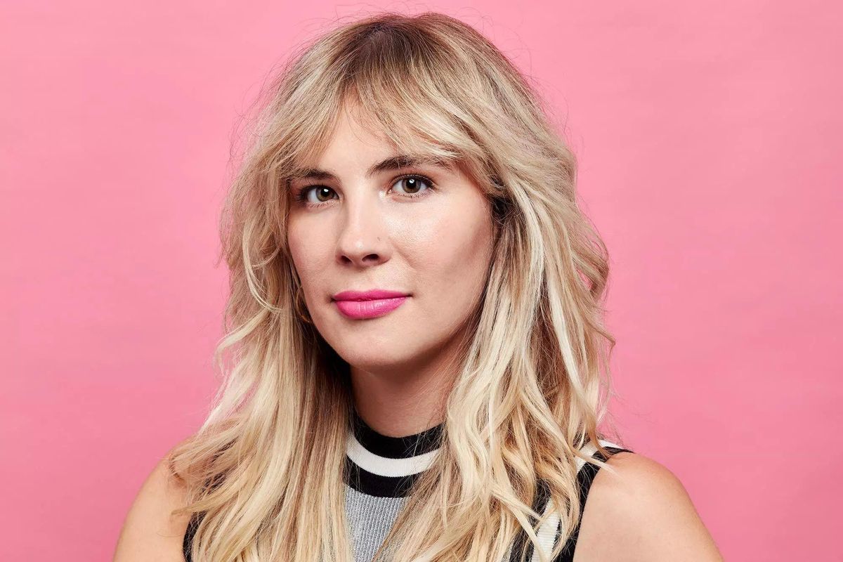 Emily Henry la autora de 'Gente que conocemos en vacaciones'