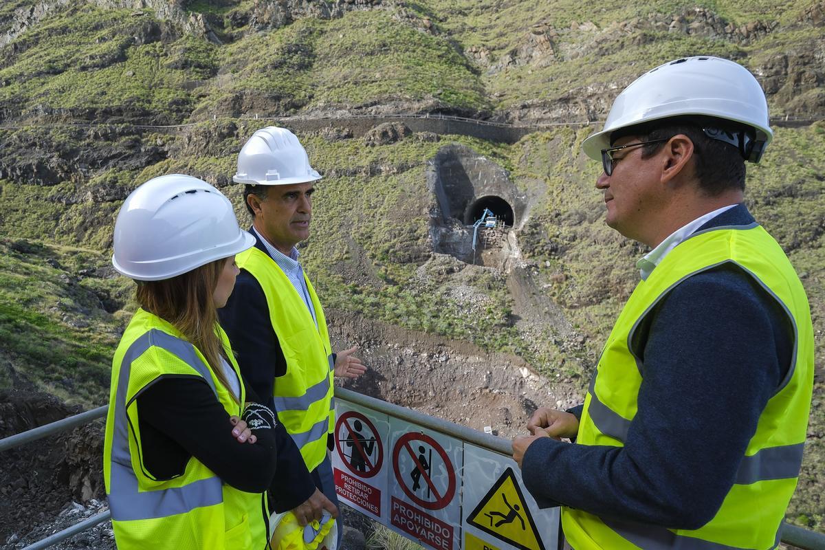 Rosana Melián, José Luis Pérez y Pablo Rodríguz, con las obras del viaducto de La Palma al fondo.