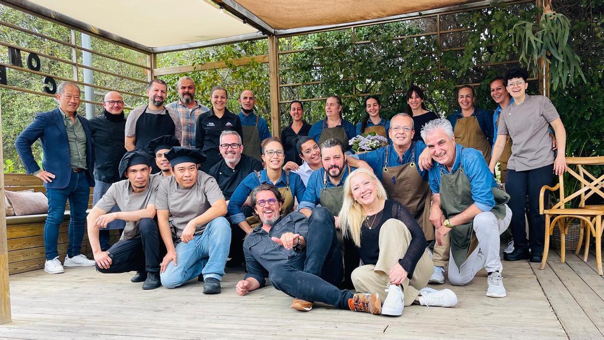 El personal del restaurante del Jardín Canario posa para una foto de familia en la terraza del local