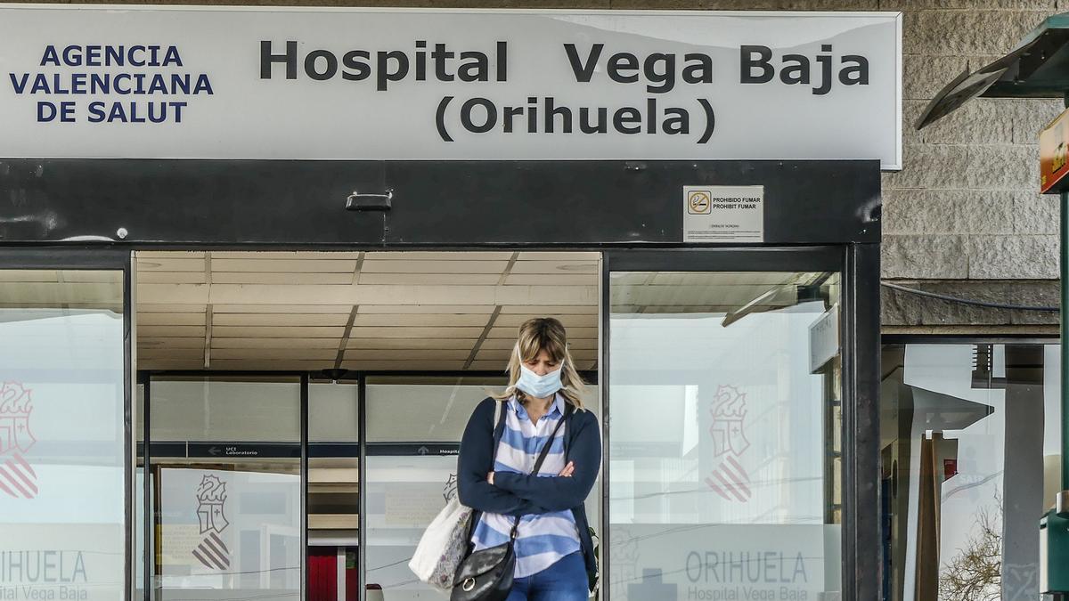 Puerta de entrada a Urgencias del Hospital Vega Baja.