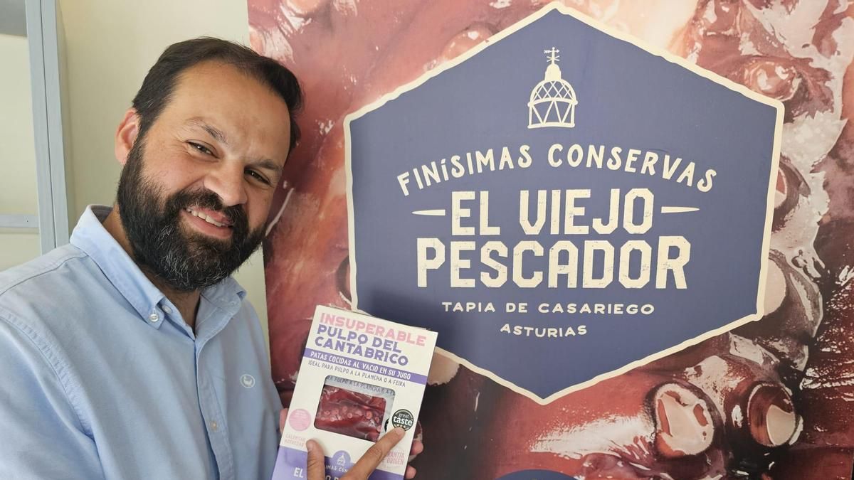 Carlos Díaz, ayer, en Tapia mostrando un envase de su pulpo.