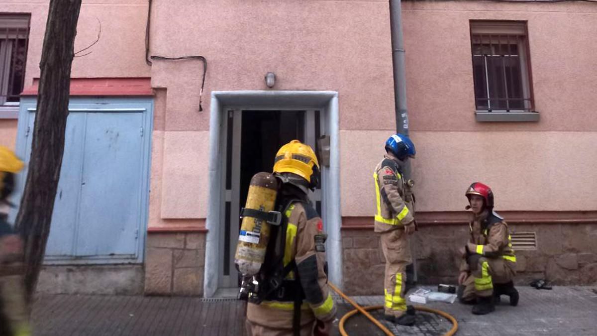 Los bomberos, trabajando en el incendio de un piso en Terrassa