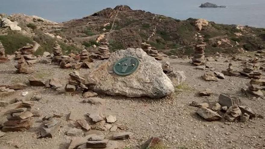 La moda d&#039;amuntegar pedres amenaça l&#039;ecosistema de la punta de cap de Creus