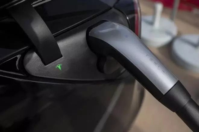 El Tesla Model 3 ja circula per les carreteres gironines