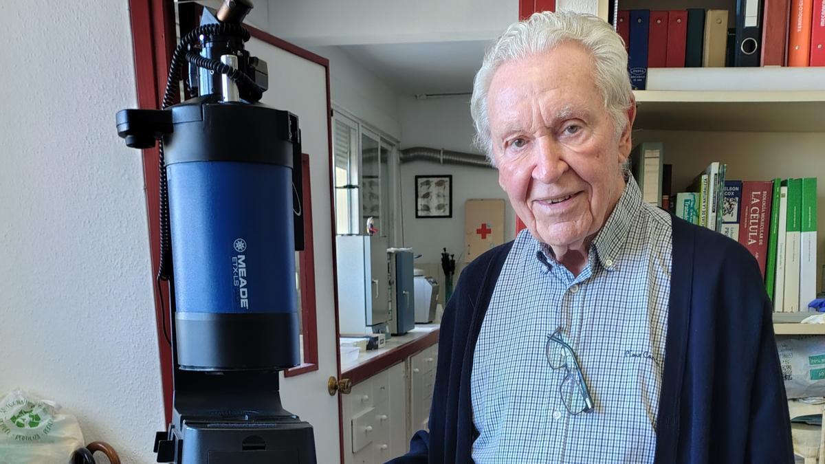 L'acadèmic Mike Ungersma junt amb el telescopi que ha donat a l'IES La Patacona d'Alboraia.