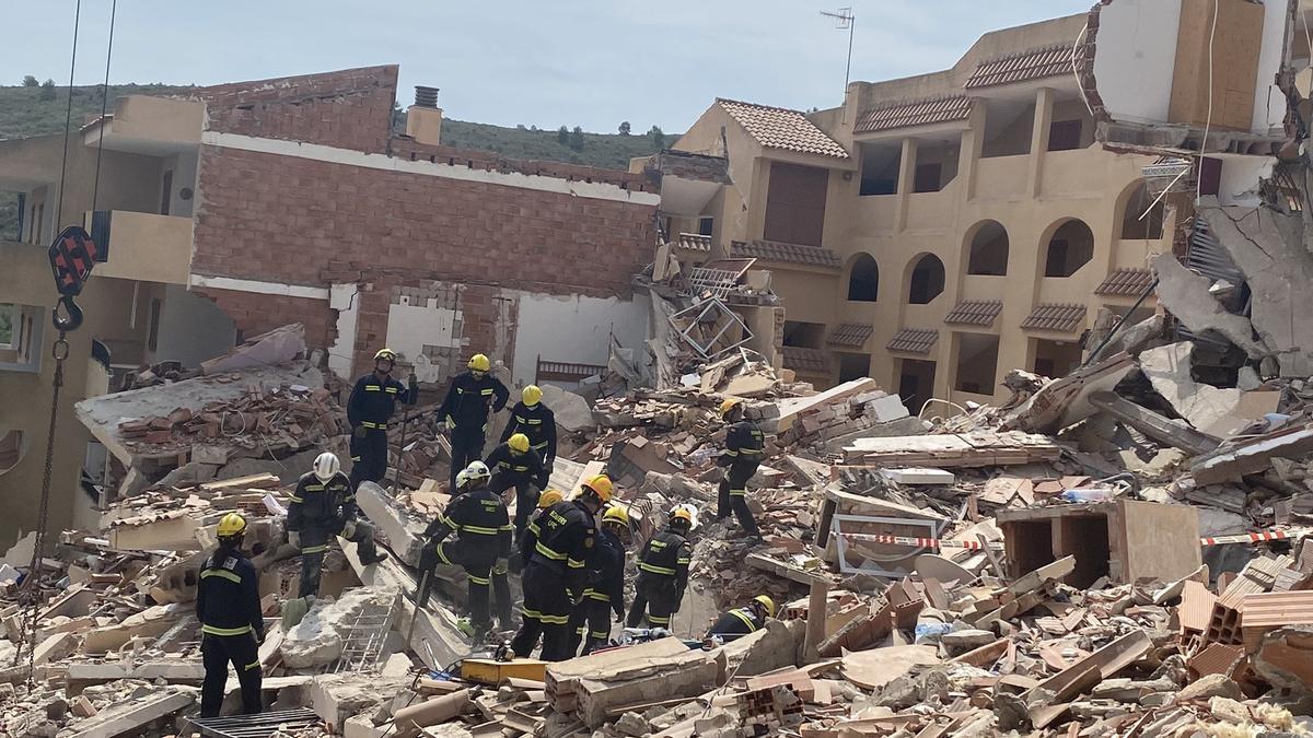 Los bomberos desescombran la zona del derrumbe de Peñíscola. Las tareas avanzan a buen ritmo.