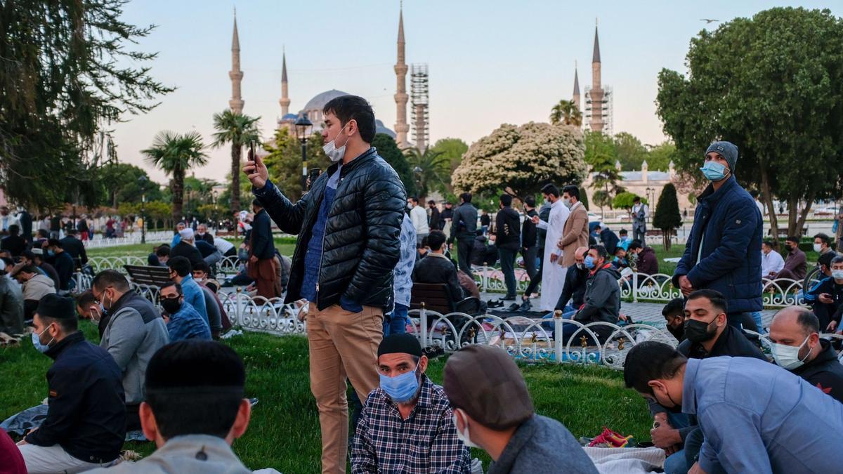 Gente asistiendo a las oraciones de Eid al-Fitr que marcan el final del mes de ayuno del Ramadán, en la Gran Mezquita de Hagia Sophia en Estambul