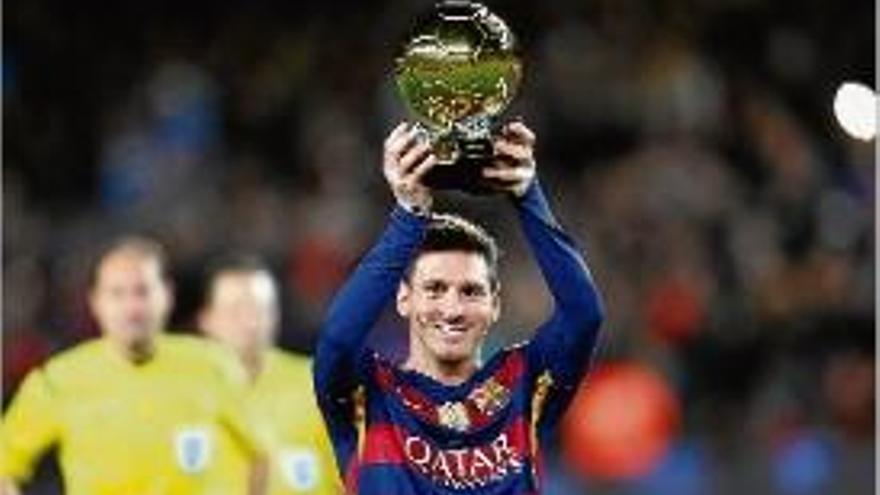 Messi dedicant la seva cinquena Pilota d&#039;Or a l&#039;afició del Camp Nou.