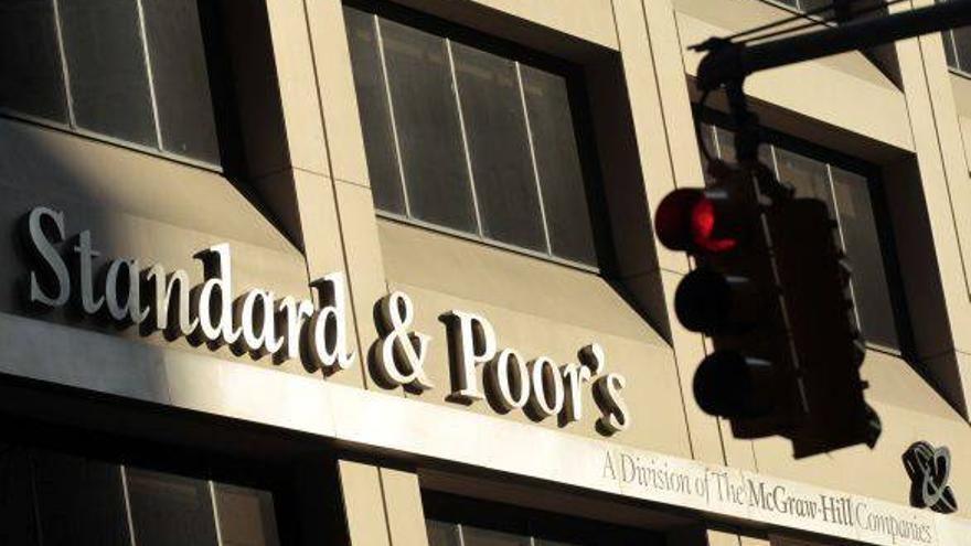 Standard and Poor&#039;s amenaza también al fondo de rescate europeo