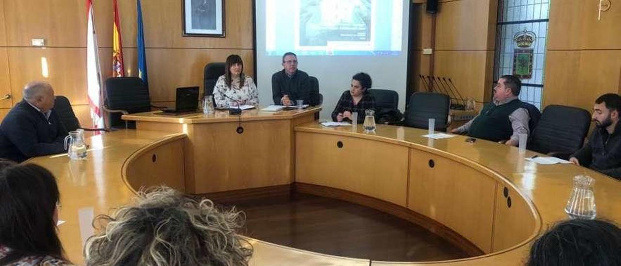 Un momento de la reunión de ayer en el salón de plenos del Ayuntamiento, con la alcaldesa, la socialista Amelia Fernández, en el centro.