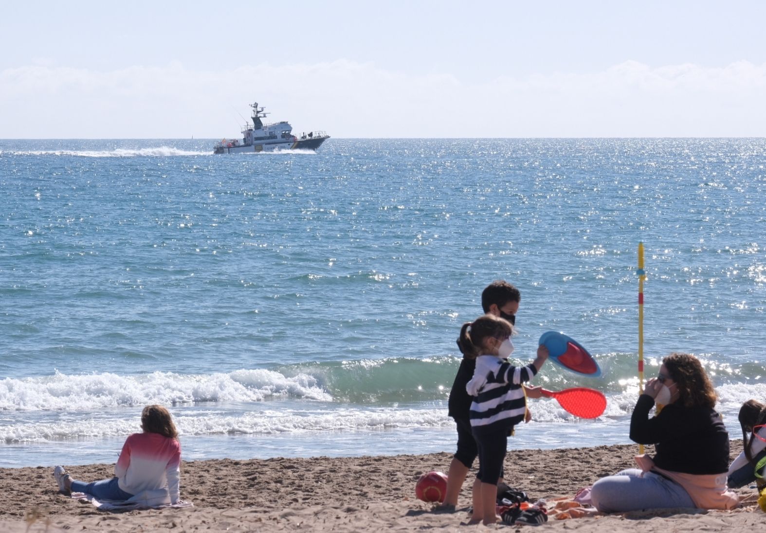 Domingo primaveral en Elche: Centenares de personas peregrinan a la playa de la Marina